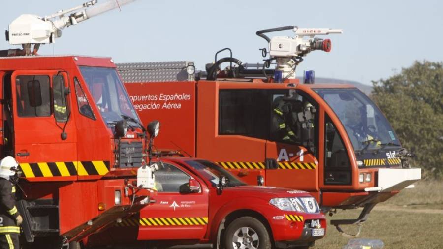 Imagen de archivo de uno de los camiones que tienen los bomberos dentro del aeropuerto reusense. FOTO: Pere Ferré/DT
