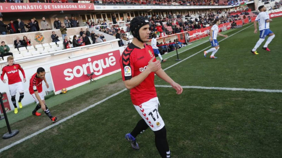 Imagen del mediocentro andaluz en su debut como jugador del Nàstic ante la afición del Nou Estadi de Tarragona. Foto: Pere Ferré