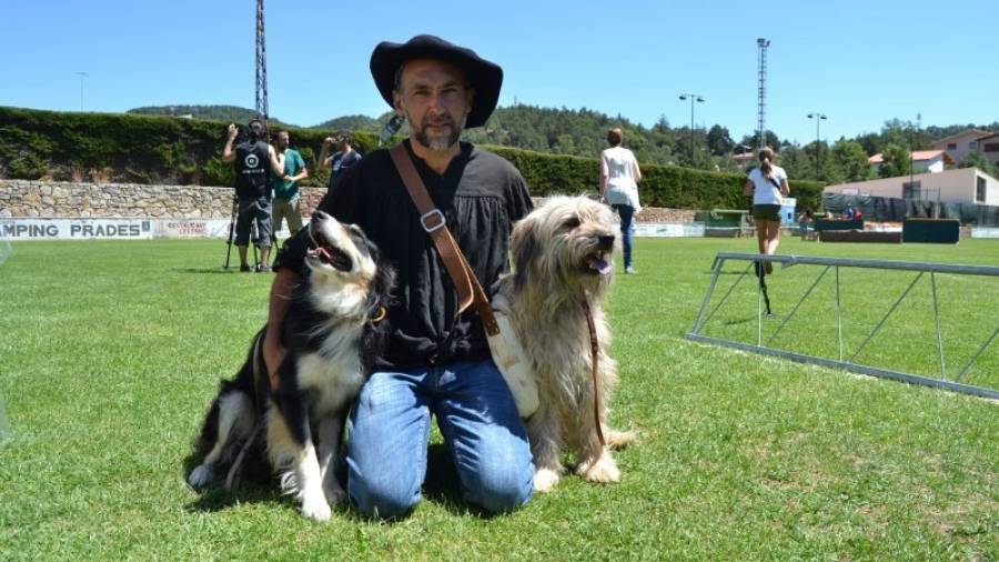 Juli Bayot, el pastor guanyador del XXIX Concurs de Gossos d´Atura de Prades, amb Gandalf (esquerra). Foto: Montse Plana