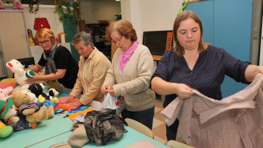 Voluntarios de la entidad 'Ajuda'ns a ajudar', en Reus. Foto: A.M.