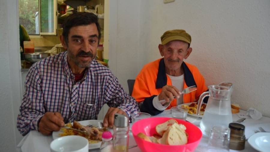 El Fernando (esquerra) i el Joan (dreta) compartint taula, ahir al migdia, al menjador La Taulada. Foto: M. Plana