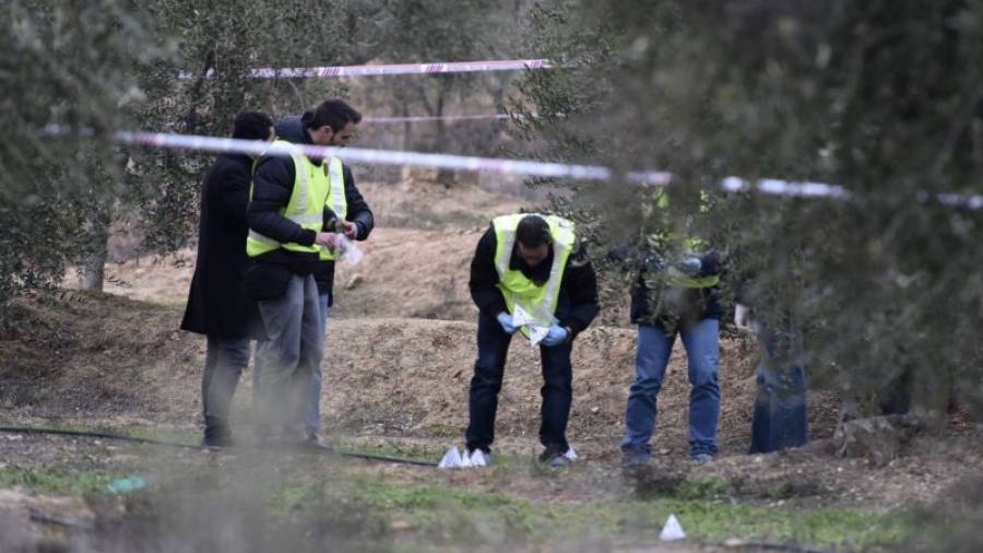 Efectivos de la Policía en el lugar donde un cazador ha matado a dos agentes rurales en el término de Aspa (Lleida) al disparar contra ellos intencionadamente. FOTO: EFE