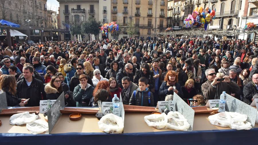 Cerca de 35.000 personas llenaron Valls en la Festa de la Calçotada. FOTO: ALFREDO GONZÁLEZ FOTOS: ALFREDO GONZÁLEZ FOTOS: ALFREDO GONZÁLEZ