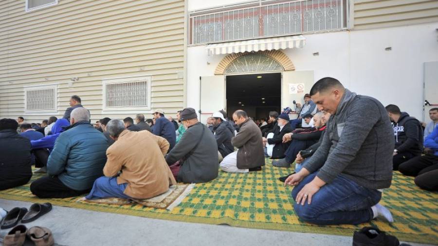 Fieles musulmanes, rezando este viernes al mediodía en la calle, junto a la mezquita de Reus. FOTO: ALFREDO GONZÁLEZ