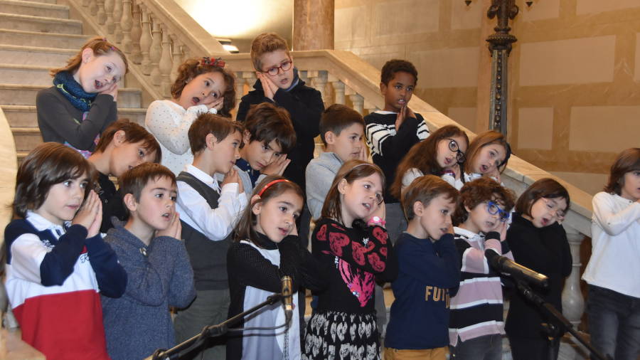 La coral de la Escola de M&uacute;sica de Tarragona ha cantat nadales. FOTO: Fabi&aacute;n Acidres