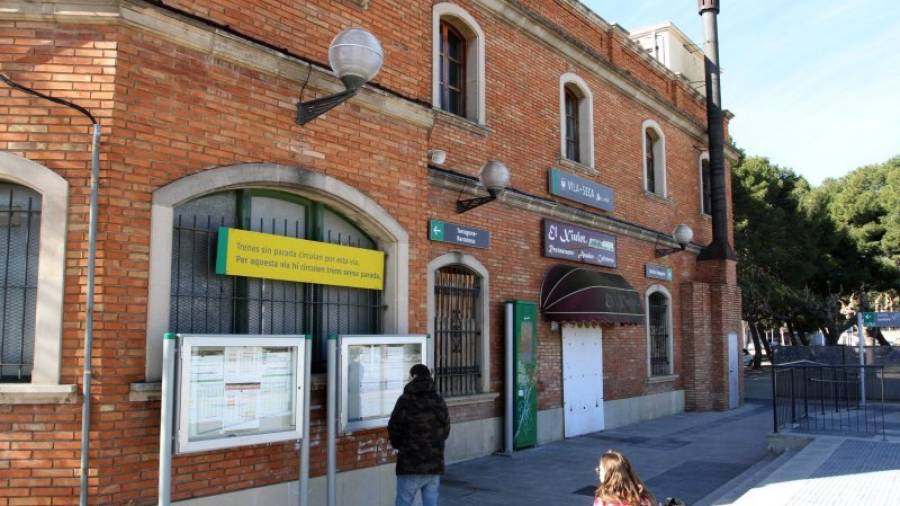 El edificio de la estación de Vila-seca, de dos alturas y ladrillo visto, es propiedad de Adif. Foto: Lluís Milián