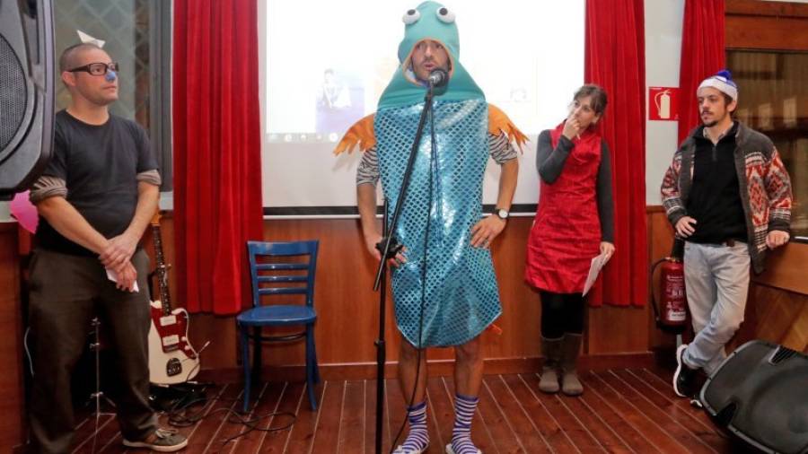 El editor Joan Rioné, disfrazado de sardina, durante el acto de presentación del libro. FOTO: LLUÍS MILIÁN
