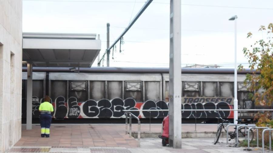 Imagen de un vagón lleno de grafitis, en la estación de tren de Reus. Foto: Alfredo González