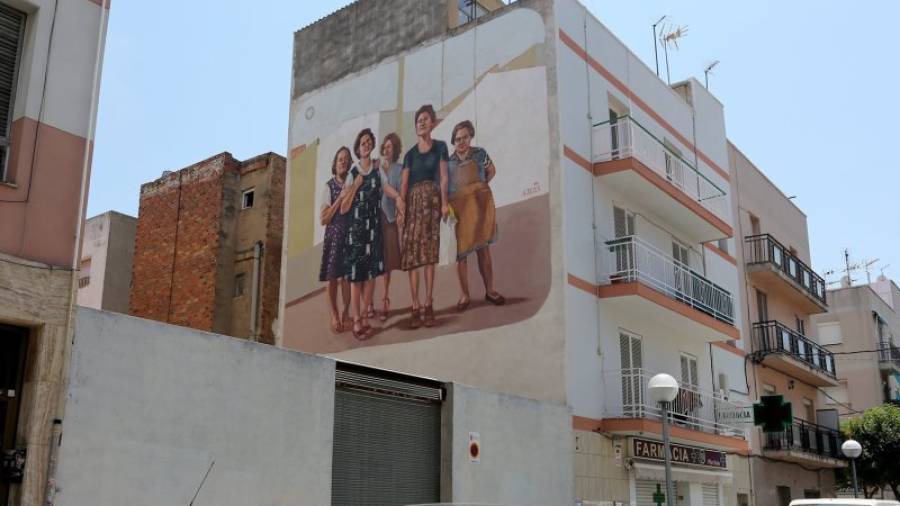 Imagen del mural ilustrado en una de las fachadas de la Calle 21 en Bonavista. Foto: Lluís Milián