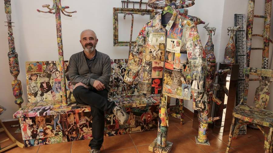 Luis González forra con papel objetos cotidianos para convertirlos en obras de arte. FOTO: LLUÍS MILIÁN