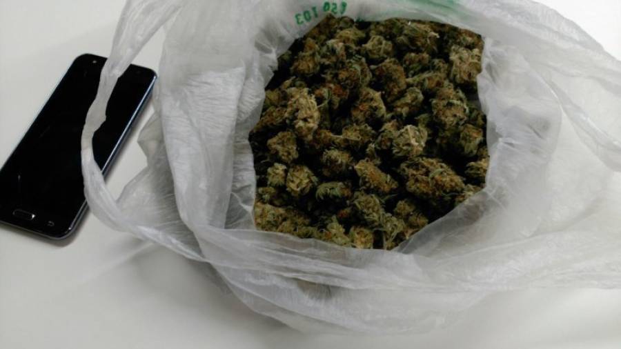 La bolsa con la marihuana que los agentes encontraron debajo del asiento del conductor. Foto: dt