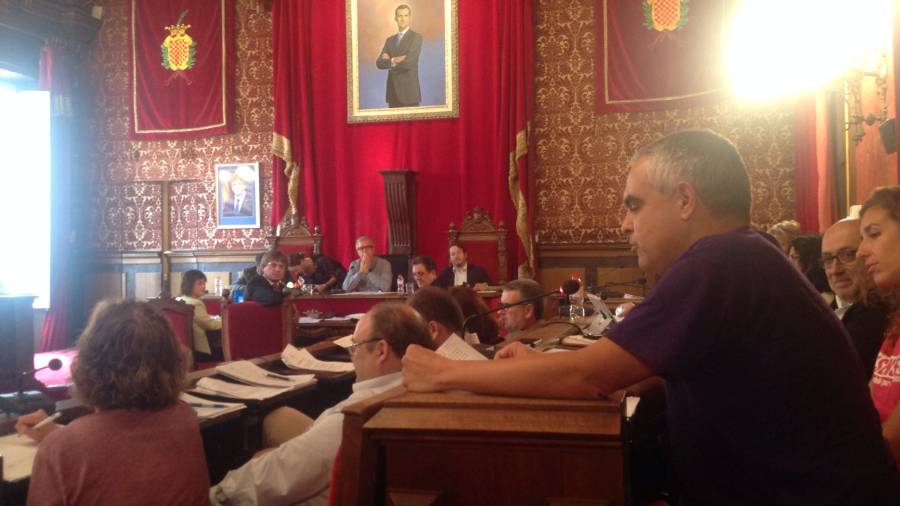 El edil de la CUP, Jordi Martí, justificando su voto a favor de la moción de ICV