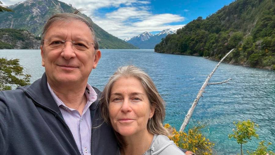 Pere Lluís Huguet, con su mujer en el Lago Nahuel Huapi en los Andes argentinos. Foto: cedida