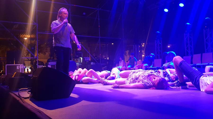 Jeff Toussaint hipnotizando a una veintena de personas sobre el escenario. FOTO: Álex Faura Gómez