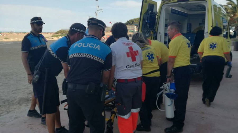 Moment en què el turista ha estat traslladat en ambulància a l'Hospital Santa Tecla de Tarragona. Foto: DT