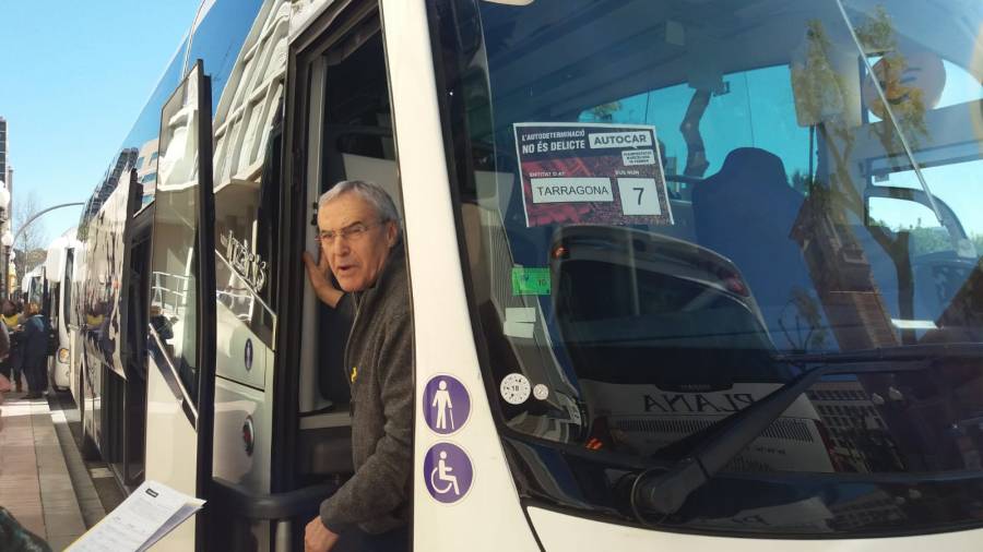 Uno de los autobuses de la ANC que se han dado citado en el Passeig Llu&iacute;s Companys de Tarragona. Foto: S.E.