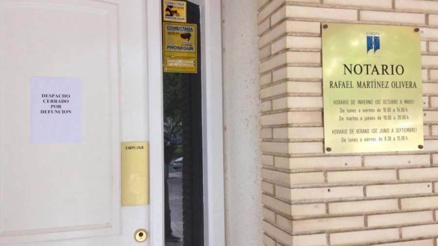 En la puerta de la notaría se podía leer esta mañana un cartel que anunciaba el fallecimiento del notario. Foto: Mònica Just