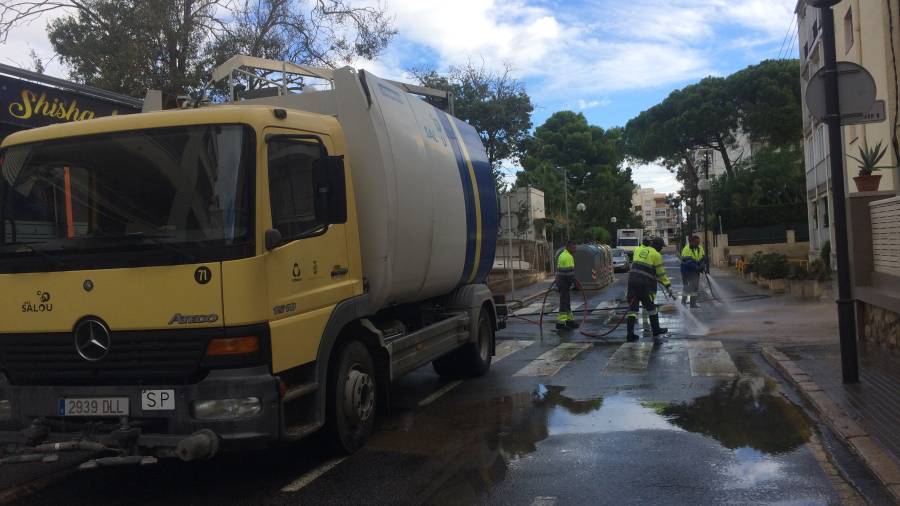 Los servicios de limpieza del Ayuntamiento retirando el barro de las calles del barrio de la Salut. Foto: C. Marsi&ntilde;ach