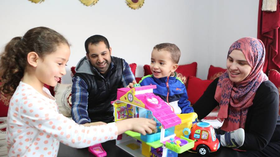 Hayat Afarrich, junto a su marido y sus hijos, jugando en casa, hace unos días.