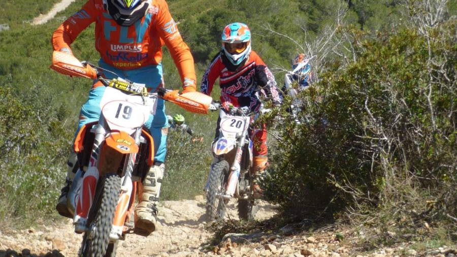 En la imagen dos de los participantes en el ‘Enduret Terres de l’Ebre’ (Copa Catalana). FOTO: moto club amposta