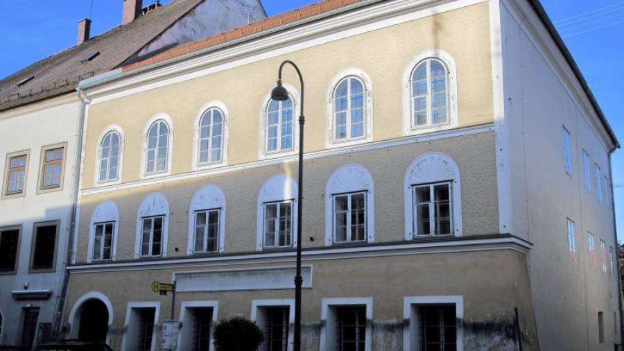 Imagen de archivo fechada el 30 de abril de 2016 que muestra la casa en la que nació el dictador nazi Adolf Hitler (1889-1945), en Braunau am Inn. Foto: EFE