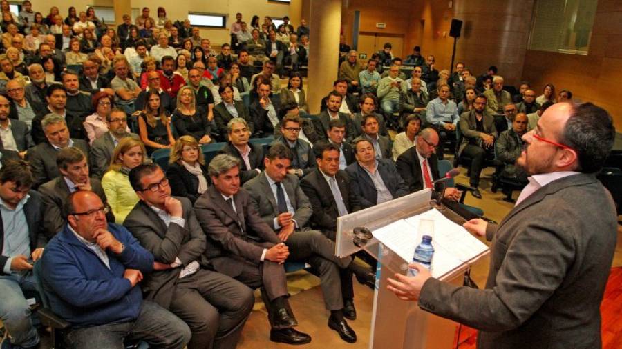 Alejandro Fernández, durante la charla que realizó en el Col·legi d\'Advocats i Farmacèutics. Foto: Lluís Milián