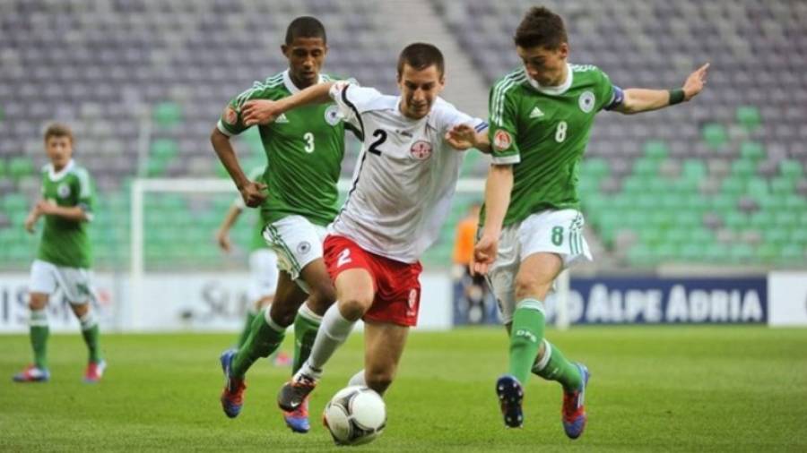 Kakabadze, con el dorsal 2, controla el balón en un partido de la sub21 georgiana ante Alemania. Foto: uefa.com