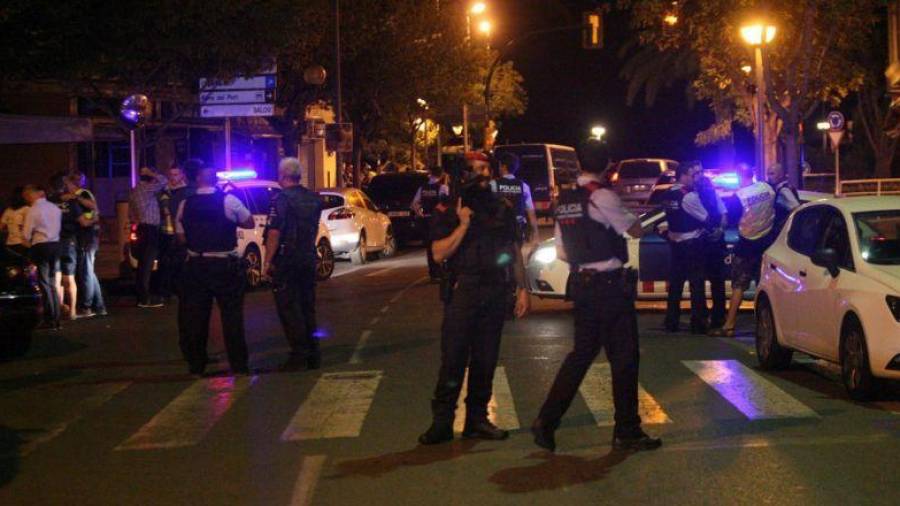 Despliegue policial de los Mossos d’Esquadra por las calles de Cambrils, la noche del 17 de agosto, cuando se produjo el atentado perpretado por radicales islámicos. Foto: Archivo