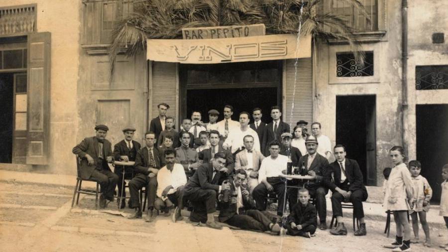 4.Grup d’homes a la terrassa del bar Pepito situat a la baixada de la Peixateria, a inicis dels anys vint. Gerard Chinchilla. Centre d’Imatges de Tarragona/L’Arxiu