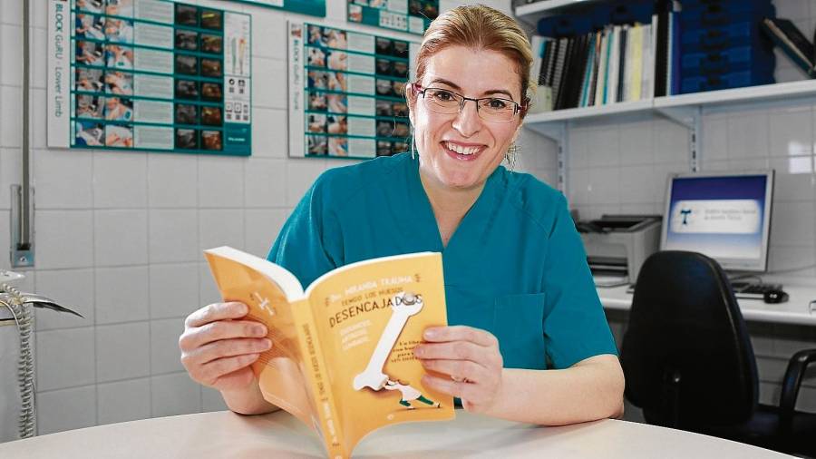 La doctora Eugenia Miranda con un ejemplar de su libro en la consulta del Hospital de Santa Tecla donde pasa visita. FOTO: Fabián Acidres