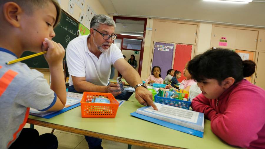 Antonio Heredia, a la izquierda, trabaja como voluntario en la clase de primero del Institut Escola Campclar en la que estudia su hijo. FOTO: Pere Ferré