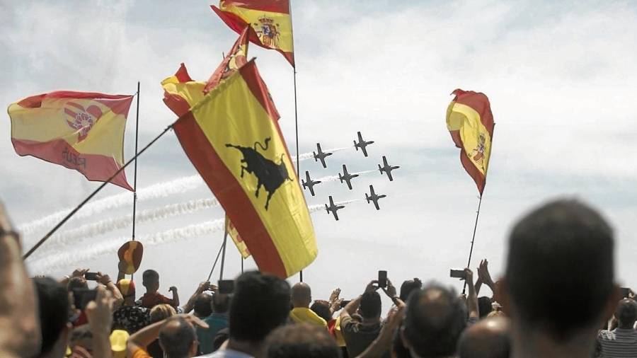Las banderas españoles y en apoyo a la Guardia Civil no faltaron al encuentro. FOTO: joan revillas