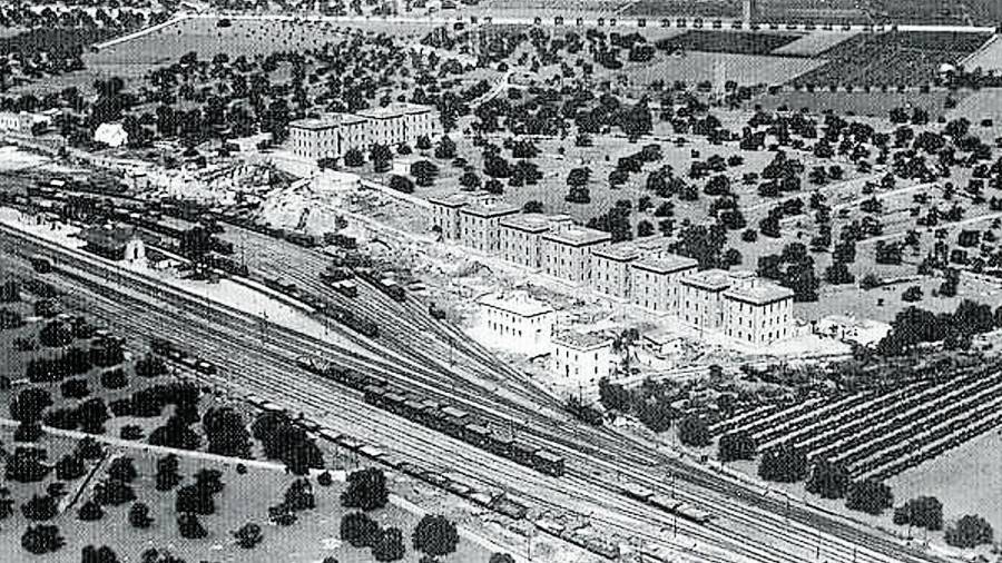Una imagen de 1920 del barrio ferroviario cuando era una colonia autosuficiente con más de 300 vecinos en los pabellones. FOTO: DT
