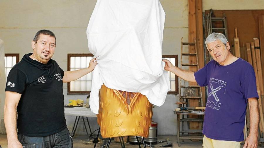 El president del Lleó de Reus i l’artista Manel Llauradó (dreta) mostrant un bocí del pit del nou element festiu. FOTO: Alba Mariné
