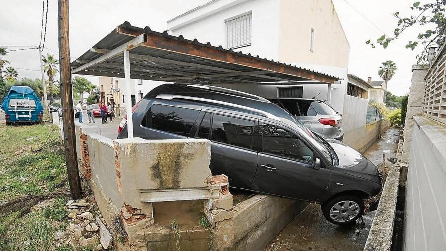 Les cases disseminades de les zones properes a Serramar van quedar molt afectades. FOTO: Joan Revillas