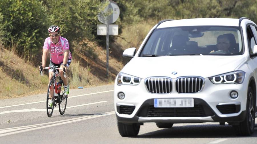 Una de las cuestiones que preocupa a los ciclistas es que algunos coches no recuerdan cómo y cuándo pueden rebasar una bici. FOTO: Alfredo González