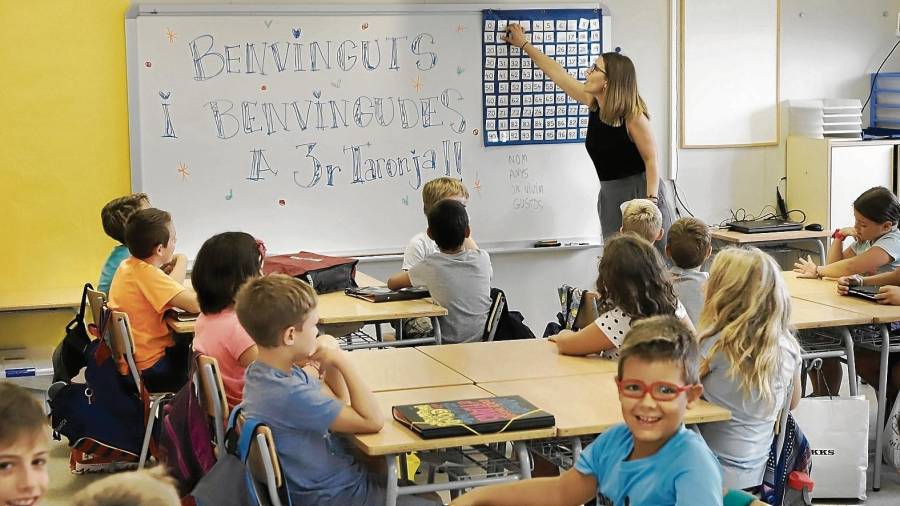 A la izquierda alumnos de la Escola l’Arrabassada, en módulos provisionales. Su nueva escuela estará lista en 2020. FOTO: Pere Ferré