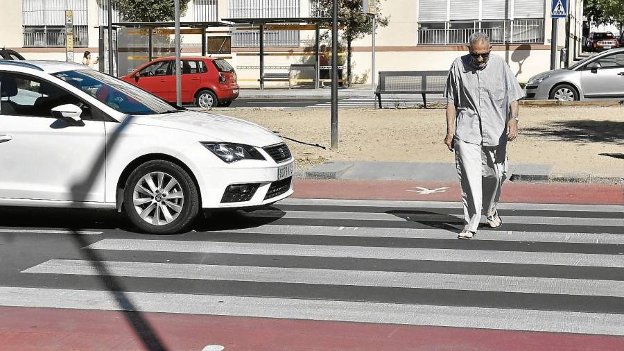 Son muchos los coches que frenan demasiado tarde en los pasos de peatones para dejar pasar a los viandantes. FOTO: Alfredo González