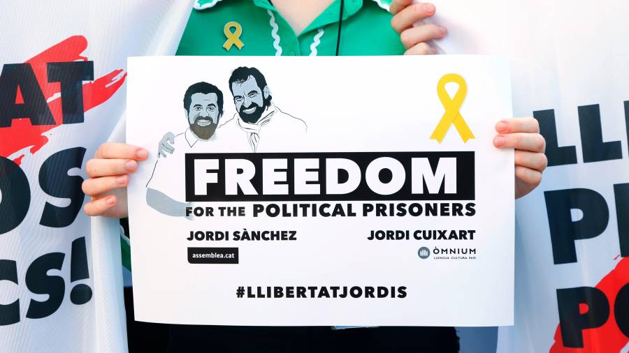 Cartell per demanar la llibertat dels Jordis. JOSÉ VILLALGORDO (EFE)