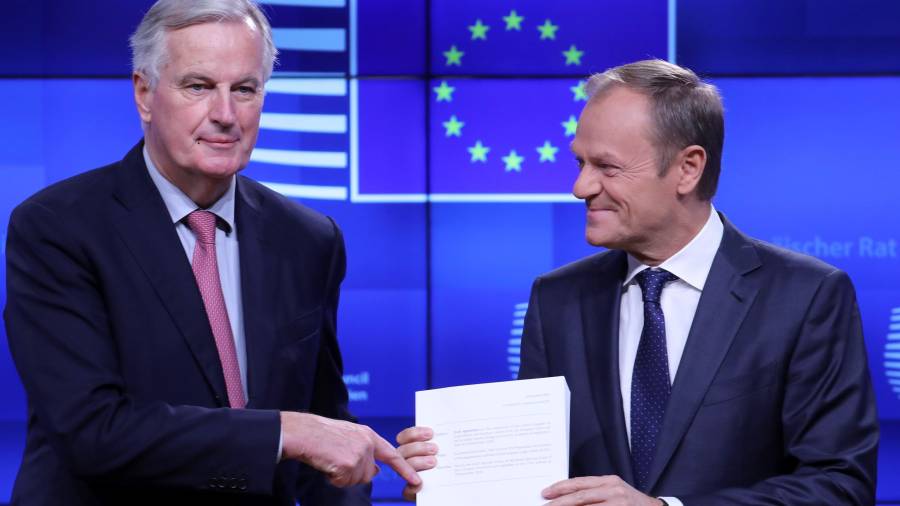 El negociador jefe europeo para el 'brexit', Michel Barnier (izq), entrega el borrador del acuerdo para la salida del Reino Unido de la UE al presidente del Consejo Europeo, Donald Tusk (dcha). FOTO: EFE