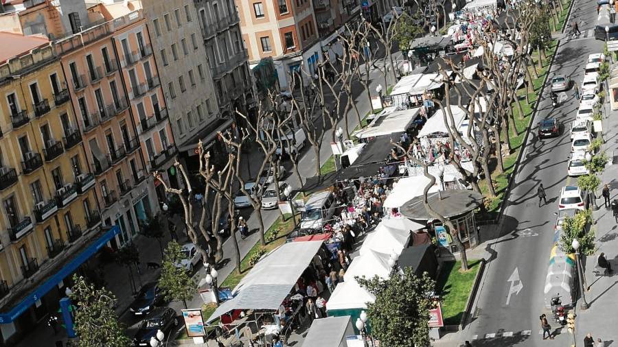 Imagen aérea del mercadillo de Tarragona, actualmente ubicado en la Rambla Nova. FOTO: lluís milián