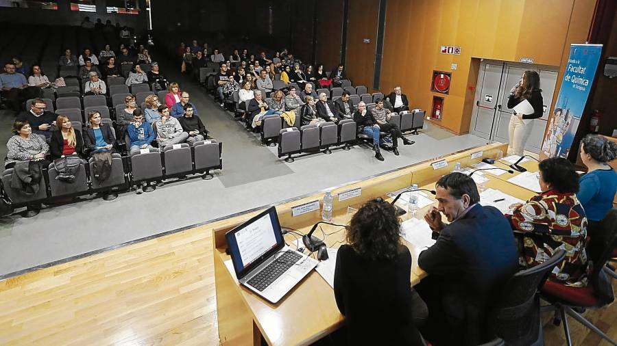 La XX edición de los Premis de Recerca en Química congregó a instituciones, profesionales, alumnos y familiares. FOTO: Pere Ferré