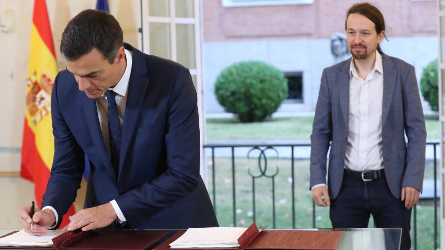 El presidente del Gobierno, Pedro Sánchez, y el secretario general de Podemos, Pablo Iglesias, durante la firma hoy en el Palacio de la Moncloa del acuerdo sobre el proyecto de ley de presupuestos para 2019. Foto: EFE/ Zipi