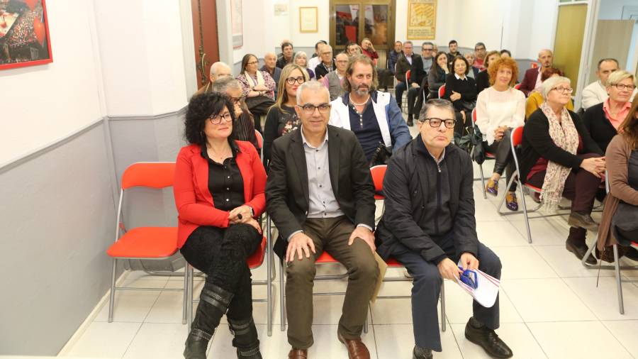 Andreu Martín, en el centro, y Ana Isabel Martínez forman el ‘ticket’ electoral del PSC a las municipales. FOTO: Alba Mariné