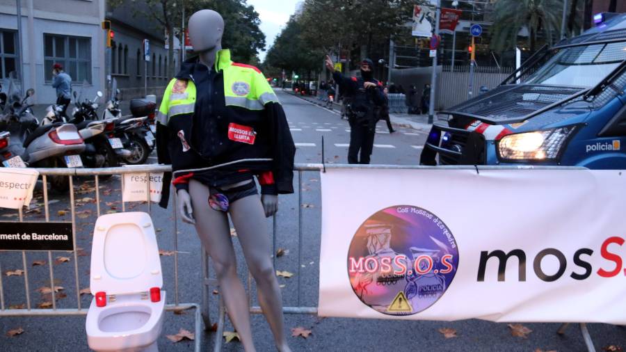 Los manifestantes han colocado un wáter junto a un maniquí con la chaqueta del cuerpo entre la calle Diputació y el Passeig de Sant Joan. FOTO: ACN