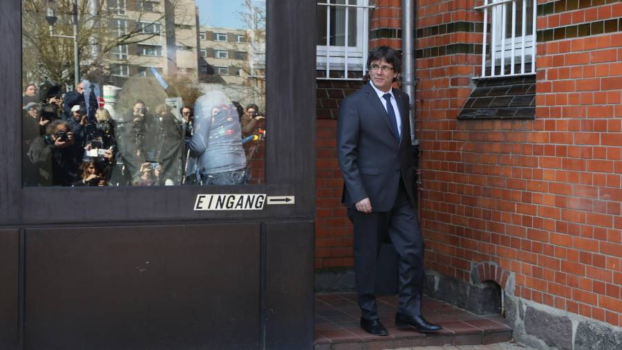 El presidente Puigdemont saliendo de la cárcel alemana en la que pasó varios días. FOTO: EFE