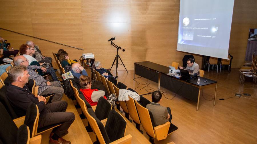 Imagen de la charla sobre curiosidades interestelares que ha tenido lugar esta semana en el Centre Cívic de Salou. FOTO: fabián acidres