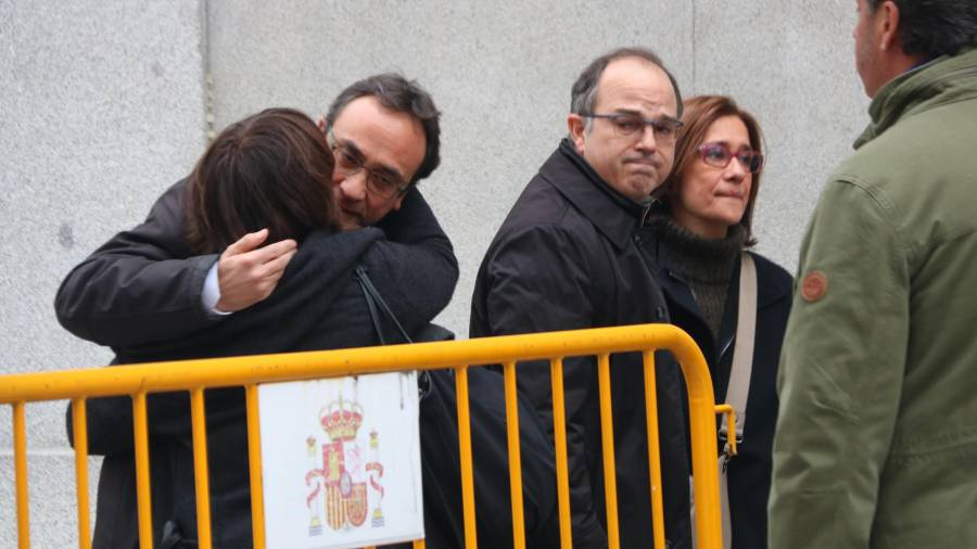 Els diputats Josep Rull i Jordi Turull s'acomiaden de les seves parelles abans d'assistir al Tribunal Suprem. ACN