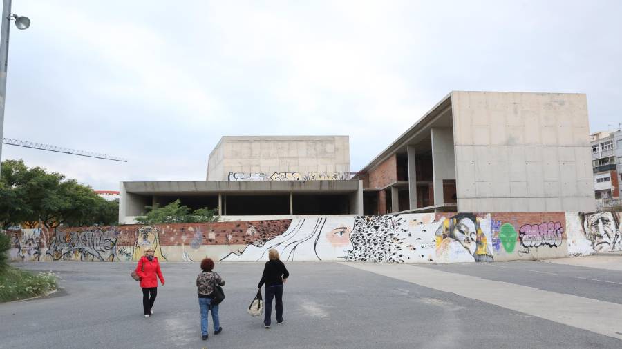 Aspecto actual del edificio del Teatre Auditori de Cambrils, al lado de la estación de autobuses. FOTO: Alba Mariné