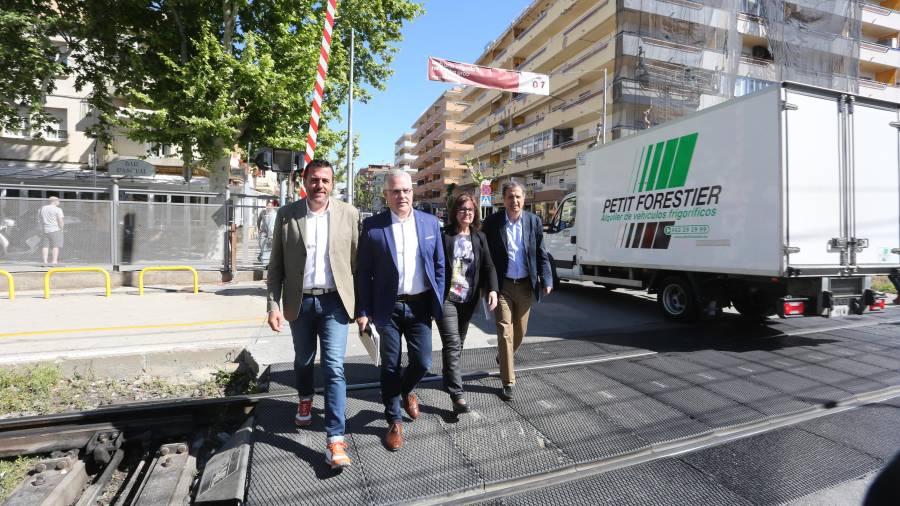 Fran Morancho, Pere Granados, Camí Mendoza y Alfons García en el paso a nivel de Salou, en la calle Barcelona. FOTO: Alba Mariné